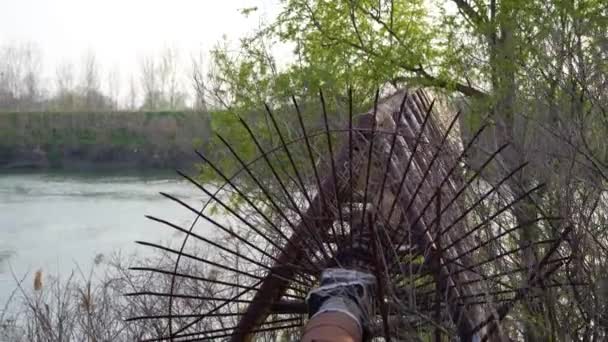 Un vecchio tubo di metallo attraversa il fiume — Video Stock