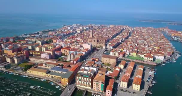 Een oude Italiaanse stad gelegen aan het water van de zee — Stockvideo