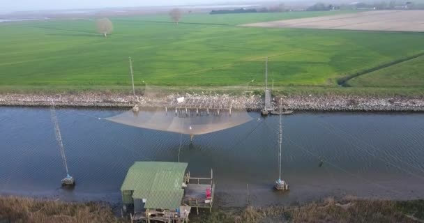 Vista aerea di una rete da pesca sopra il fiume — Video Stock