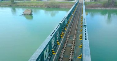 Tren nehri geçerken köprüyü geçer.