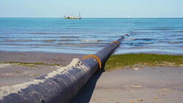 Шланг для перенесення піску на пляжі з морської підлоги — стокове відео