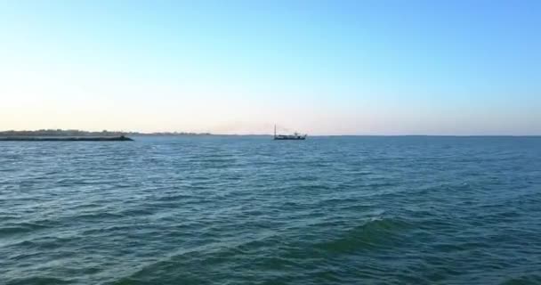 Barco de dragado de arena en la orilla de la playa — Vídeo de stock