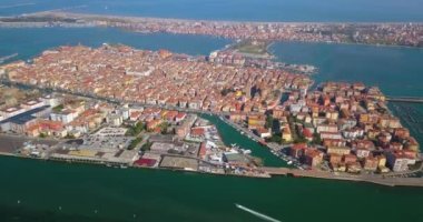 Denizin üzerinde yer alan antik bir İtalyan şehri.