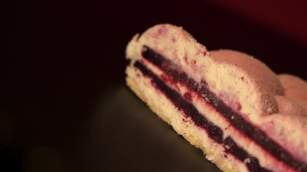 用草莓奶油榛子切碎的蛋糕片 — 图库视频影像