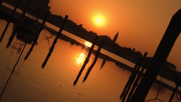 Solnedgång på lagunen i staden Chioggia — Stockvideo