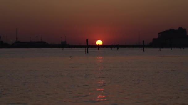 Pôr do sol no rio da cidade ao entardecer — Vídeo de Stock