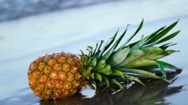 Lezzetli ananas deniz suyuyla yıkanır.