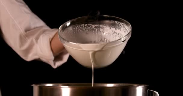 A tejet az edénybe öntik. — Stock videók
