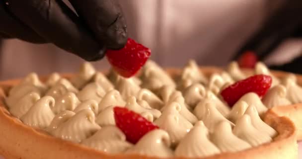 Las fresas se ponen encima de la crema de un pastel — Vídeos de Stock