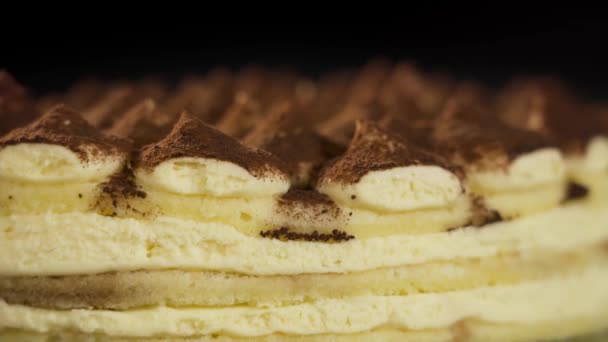 Νόστιμο κέικ τιραμισού περιστρέφεται σε μαύρο φόντο — Αρχείο Βίντεο