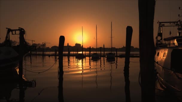 Silueta de los barcos al atardecer en la laguna — Vídeos de Stock