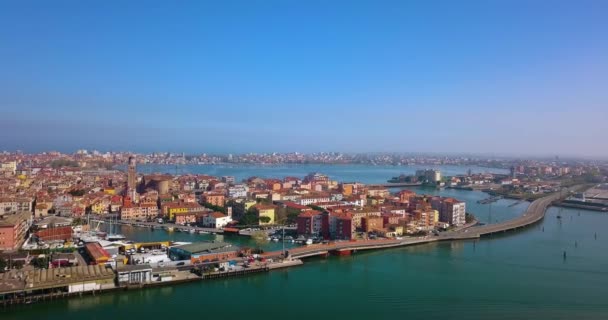 Uitzicht met drone over de stad op het water — Stockvideo