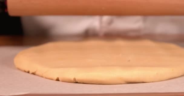 La pasta è schiacciata con il mattarello — Video Stock