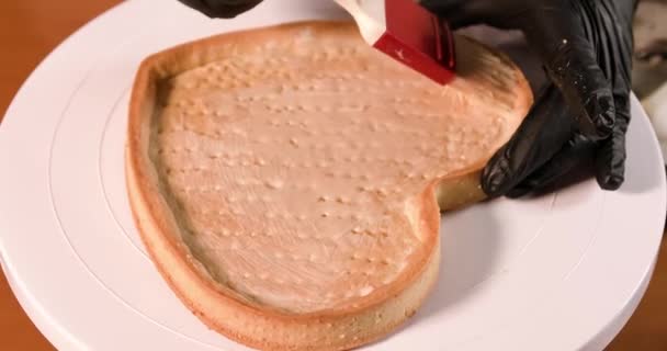 Tarte en forme de cœur est recouvert de crème — Video