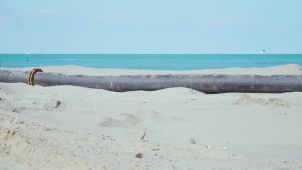 Tubo per lo spostamento della sabbia sulla spiaggia — Video Stock