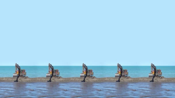 Koparki poruszają się synchronicznie po piasku nad morzem — Wideo stockowe