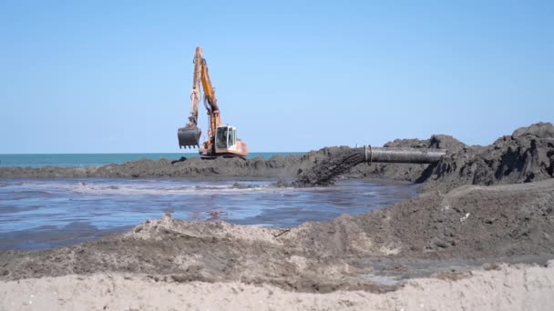 Συρόμενη λάσπη σε αργή κίνηση από σωλήνα στην παραλία — Αρχείο Βίντεο