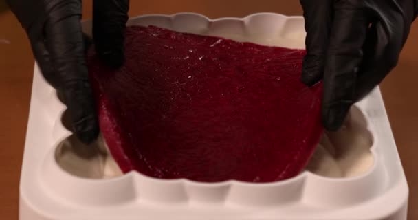 La marmellata rossa viene messa sopra la crema nello stampo — Video Stock