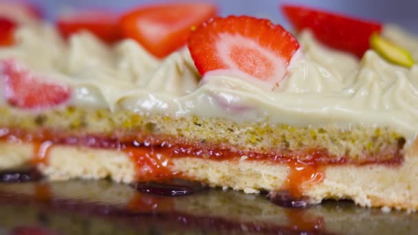 Sabroso pastel con crema y fresas cortadas — Vídeos de Stock