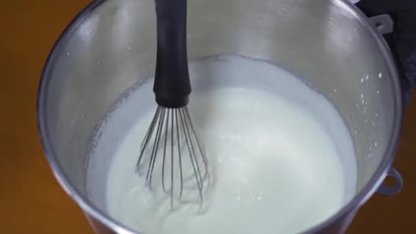 O leite é misturado na panela — Vídeo de Stock