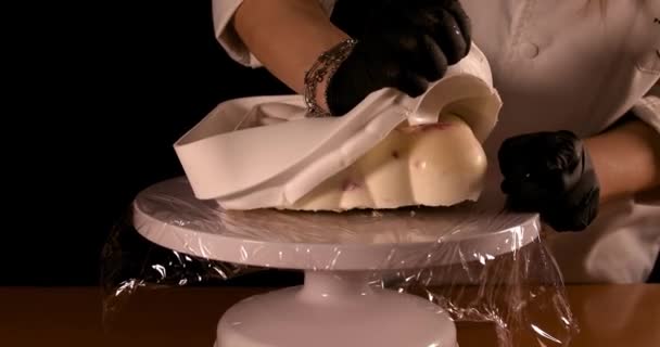 Kue ditarik keluar dari cetakan karet — Stok Video