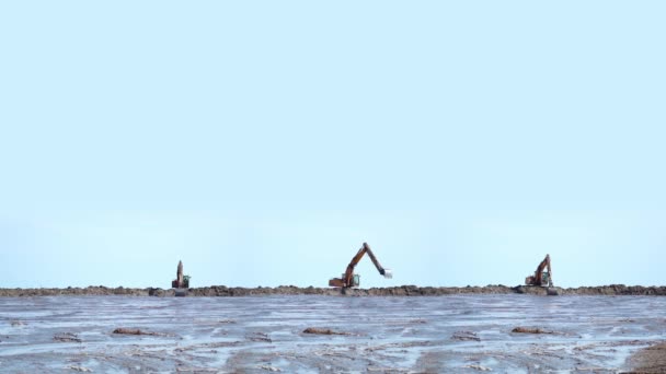 Tre scavatori scavano sabbia su un fiume — Video Stock