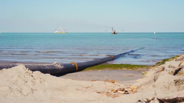 Un tubo termina desde la playa bajo el mar — Vídeo de stock