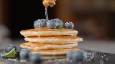 Şurup kreplerin üstüne konur.