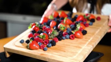 Meyve tabletten yavaş çekimde düşer