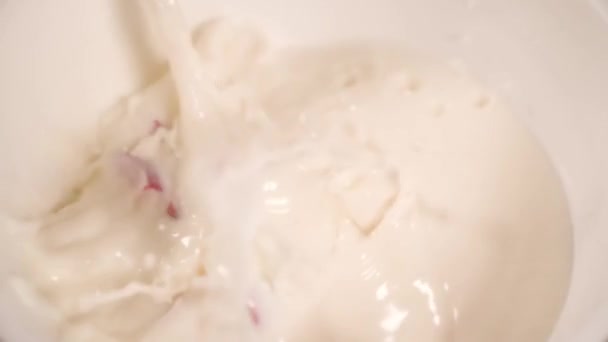 Aardbeien vallen in slow motion in de melk — Stockvideo