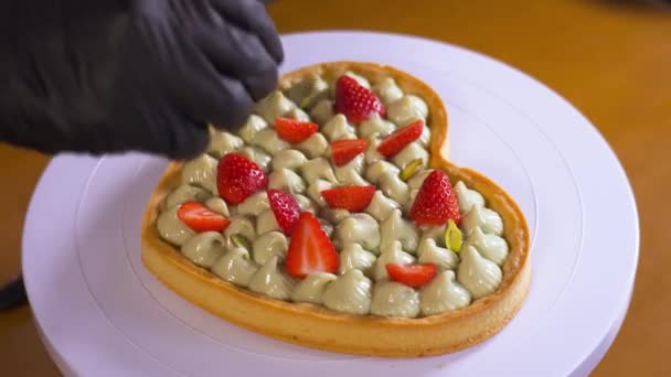 ピスタチオ（ピスタチオ）はケーキの上に種を蒔く — ストック動画