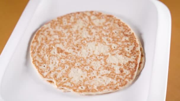 Pancake dan stroberi diletakkan di piring — Stok Video