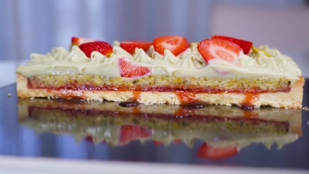 Sabroso pastel con crema y fresas cortadas — Vídeo de stock