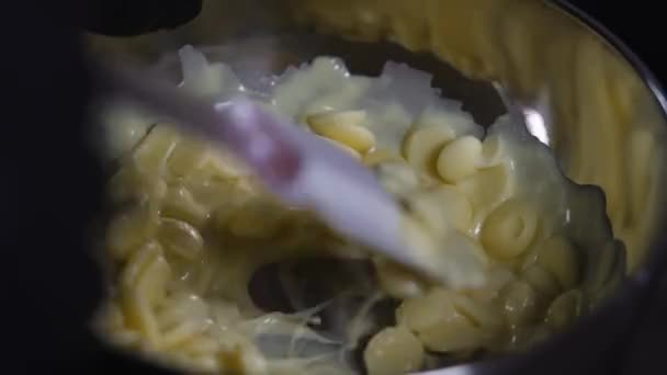 Witte chocolade wordt verwarmd en gemengd in de pot — Stockvideo