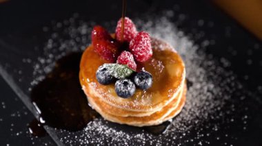 Şurup krep üzerine ağır çekimde dökülür.