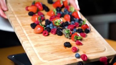 Meyve tabletten yavaş çekimde düşer