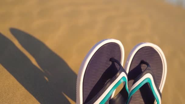 Тапочки для ніг на піску — стокове відео