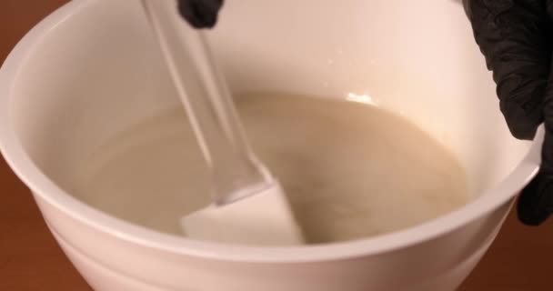 Schokolade mit Milch wird in das Gericht gemischt — Stockvideo