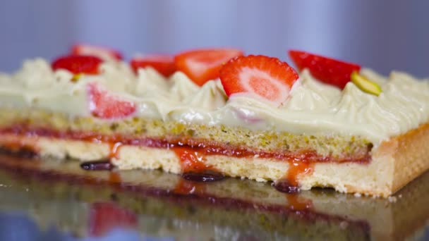 Sabroso pastel con crema y fresas cortadas — Vídeos de Stock