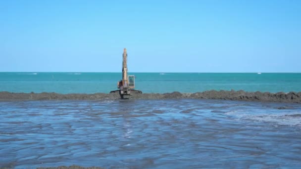 Timelapse de la excavadora que trabaja frente al mar — Vídeo de stock