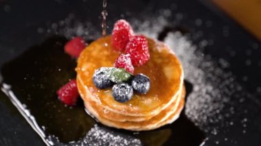 Gözlemenin üzerine yavaş çekimde şurup döküldü.