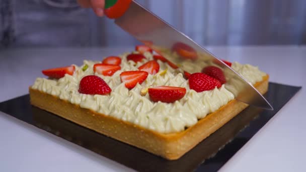 Kuchen wird mit dem Messer entzweigeschnitten — Stockvideo