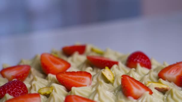 Fraises savoureuses sur le dessus de la crème à gâteau — Video