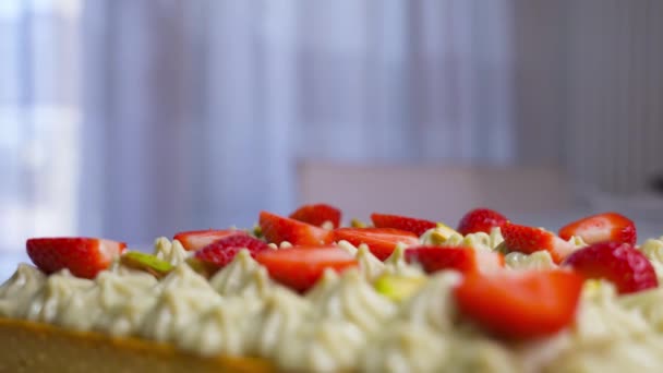 Смачна полуниця зверху тортного крему — стокове відео