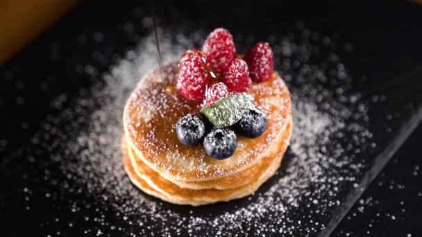 Le sirop est versé au ralenti sur la crêpe — Video