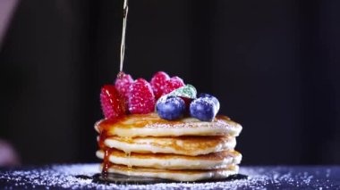 Gözlemenin üzerine yavaş çekimde şurup döküldü.