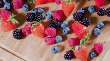 Ahşap tablette lezzetli ve renkli meyveler.