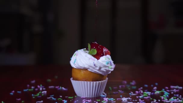 Roter Sirup in Zeitlupe auf den Kuchen mit Sahne und Erdbeere gegossen — Stockvideo