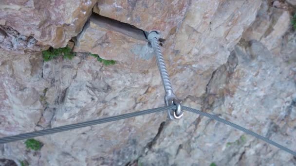 Tornillo de anclaje para la cola de acero en las montañas — Vídeos de Stock