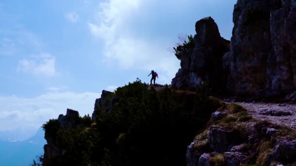 Chica levanta las manos en una montaña con hermosa vista — Vídeos de Stock